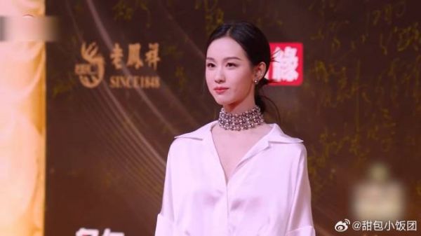 陈都灵亮相红毯，一袭白色丝绸礼服裙衬得她好白，美的不可方物