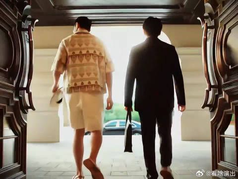 一句随口而出的荣哥，直接勾勒出前辈和后辈之间敬重又亲近的相处模式
