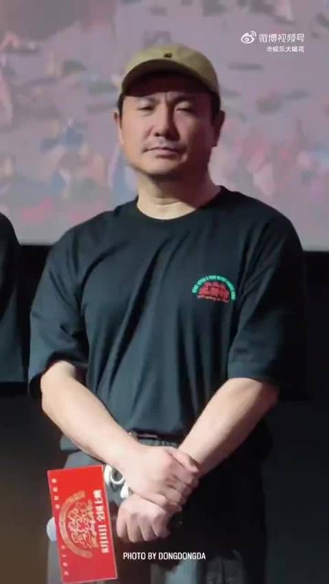 沈腾路演被粉丝叫爸爸，愣住捂嘴偷笑脸红
