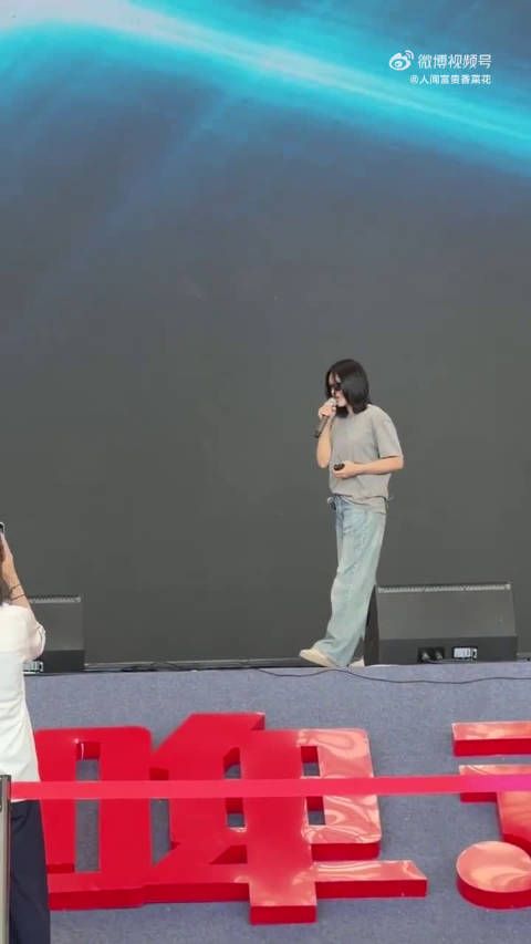 一边踱步一边完成歌曲高潮，全程不破音不抖嗓，全开麦彩排质感直接拉满