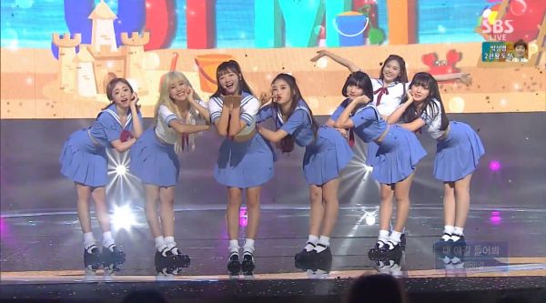 十年前的今天(160814),OH MY GIRL 带来的现场舞台,是校服妹妹们