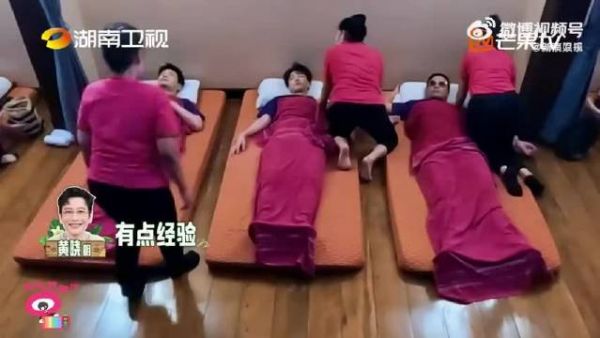 王俊凯大力按摩现场曝光，痛感太真实全程高能，直接贡献一波表情包↓