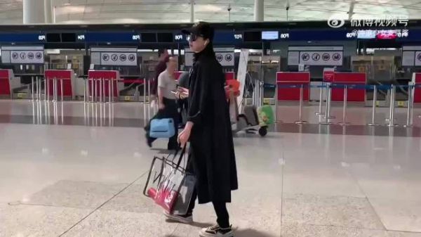 刘亦菲走机场，这次居然没有被路人认出来