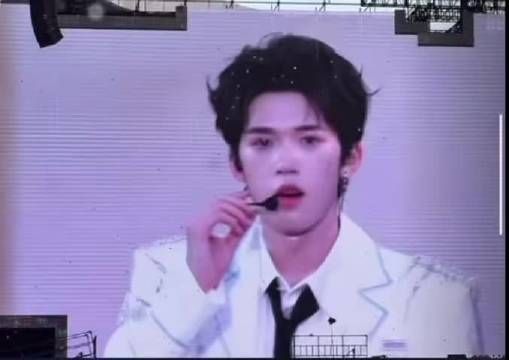 对着官俊臣的脸说不出来一句重话 只会说：我愿意