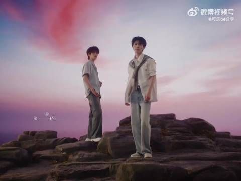 认真翻看 MV，又捕捉到出道战片段，情怀氛围感直接拉满