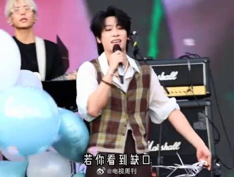 直播氛围感直接拉满！哥哥们即兴互动笑点密集，实时围观披哥现场，看得太过瘾