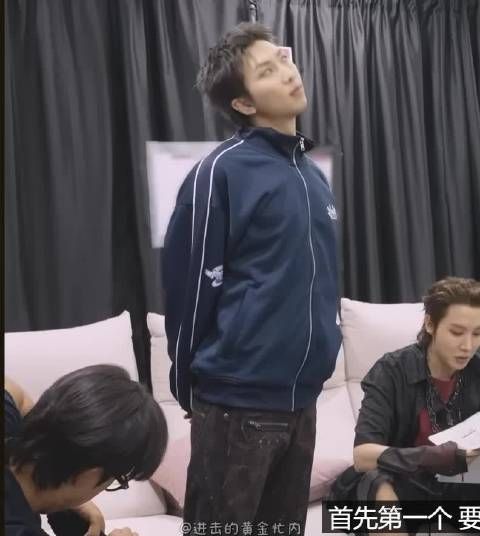 釜山场的时候也是工作人员一直在后台给小猪揉腿