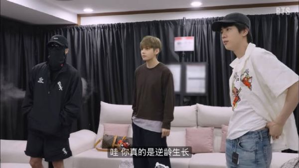 金泰亨被成员夸赞逆龄生长，换发色展现新感觉