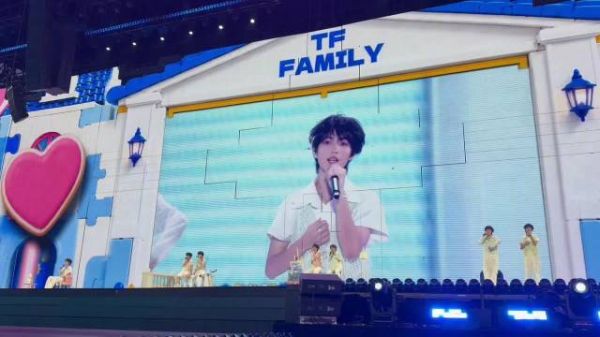 二班演绎《有何不可》，白衬衫少年感溢出屏幕