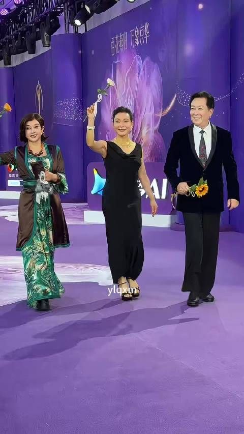 刘晓庆陈冲唐国强同框，三位状态都好好，好优雅