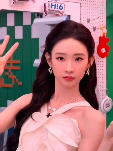 张艺凡活动造型惊艳，鎏金抹胸配阔腿裤自带柔光