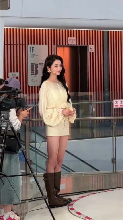 关晓彤啤酒节造型，我彤姐高筒靴竟然空成这样 ！
