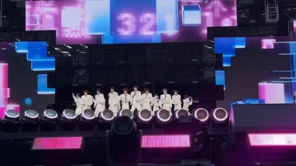 TF家族四代五公直播，15位成员齐聚舞台
