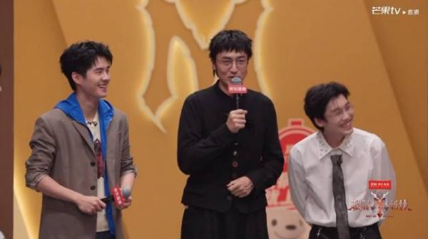 王传君左右各一个虎牙妹，这个画面好有趣哈哈哈哈哈