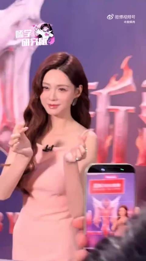 沈梦辰漂亮裙子配丑鞋，网友评价两极分化