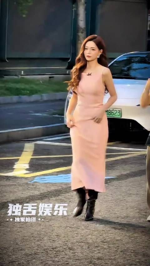 沈梦辰精致长裙配丑鞋，反差感拉满
