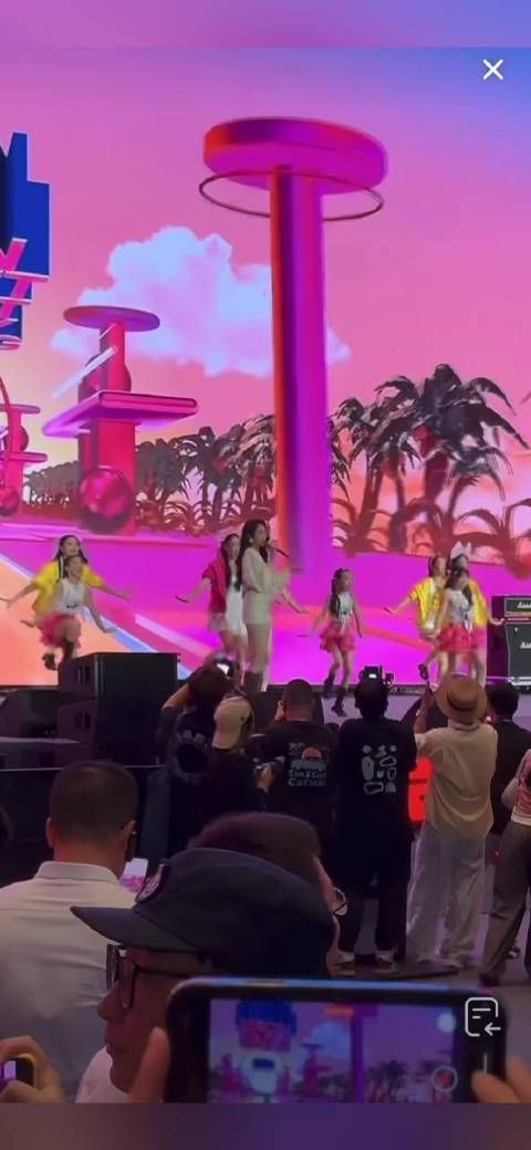 关晓彤闪现啤酒节唱小甜歌，温柔似水获观众喜爱
