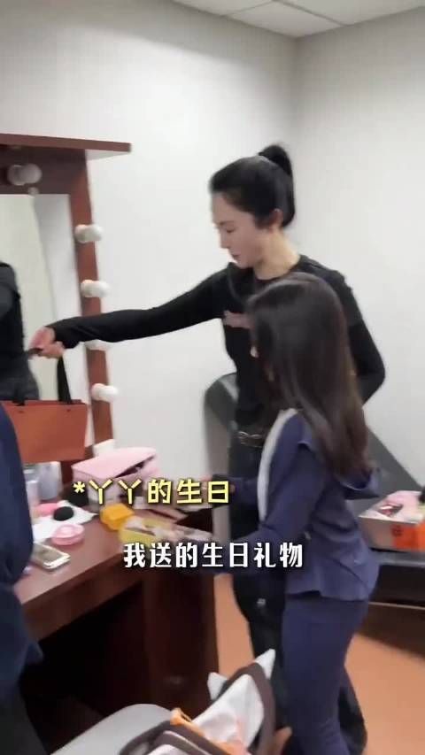 佟丽娅换小酒窝送的手机壳