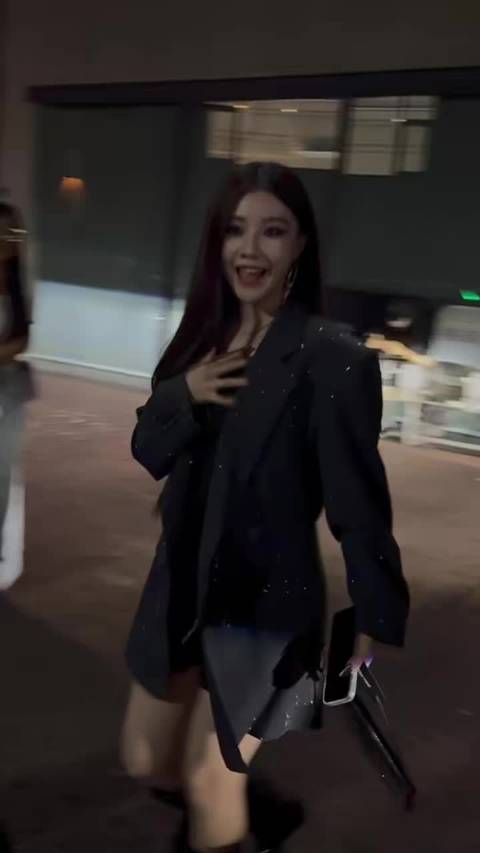 王鹤润黑长直烟熏猫眼妆气场全开