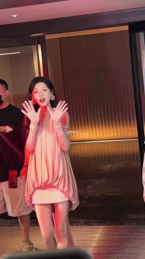 张予曦饭撒现场招手萌翻众人，伦敦合伙人话题引热议