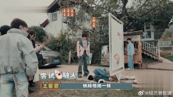 男明星牧场学狗睡,松弛感拉满