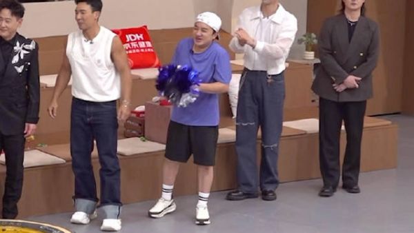 无人在意的角落反戴棒球帽的祖蓝哥完全是拉拉队来的，应援ing