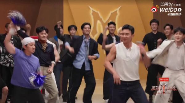 刘畊宏肌肉惊呆王祖蓝，披哥初见面直播变跳操现场