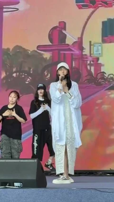 关晓彤彩排戴负重手环，坚持训练提升舞台表现