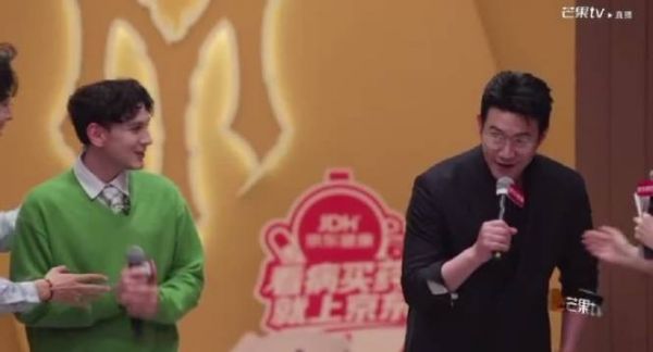 谁懂？！艾热没有rapper感了 是紧张了吗，看上去无比青涩