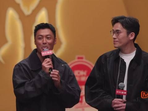余文乐直播回应肤色，打球晒黑显硬汉气质