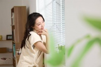 已婚女人悄悄想你，通常不会主动联系，而是有这种举动，别靠近