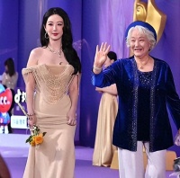 原来初代百花影后是她！88岁步伐矫健精神好，晚年归国仍坚持演戏