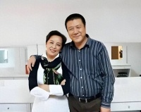原来他们是夫妻，为爱甘做上门女婿，定居上海，女儿是最大的骄傲