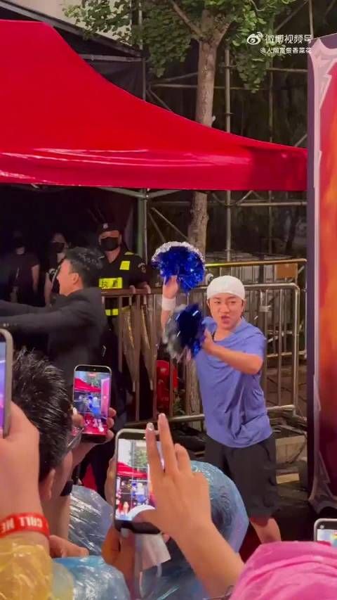 王祖蓝全程蹦跳为刘畊宏打气，成今晚最忙氛围担当