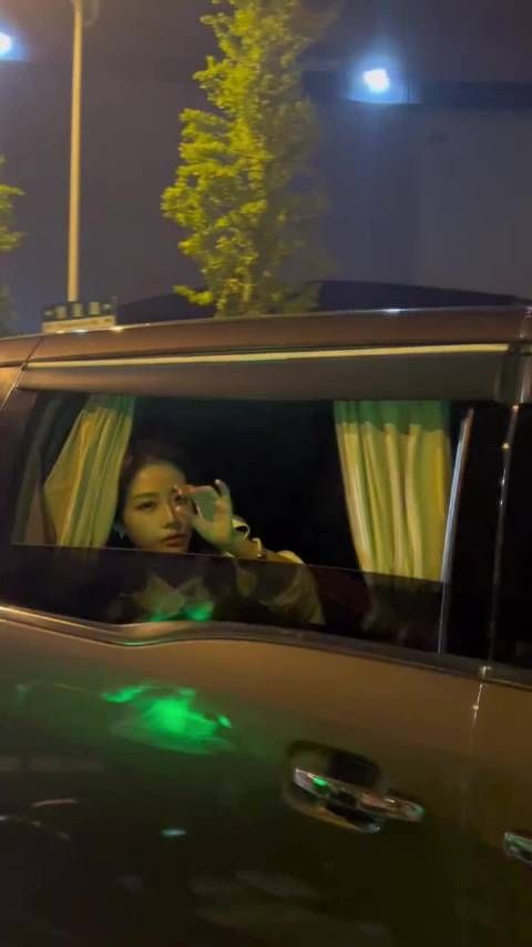 喻言披哥下班，特意打开车窗给粉丝打招呼，粉丝夸她“压轴送考人做的好”