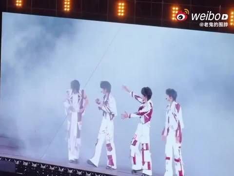 张桂源五公舞台被队友起哄展示腹肌，现场尖叫声沸腾