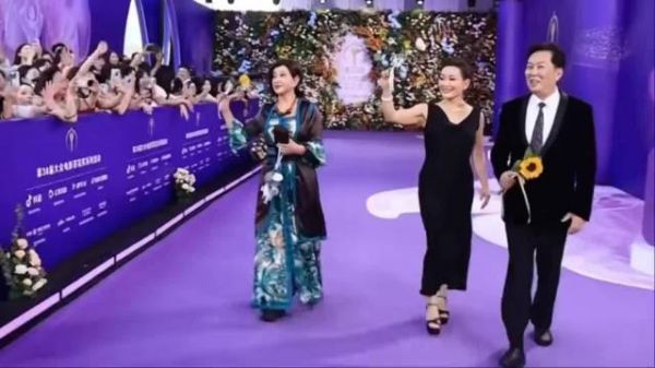 《小花》四十六载再度相逢， 红毯上，陈冲没回头，唐国强回头