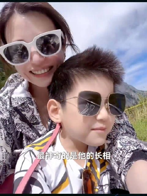 陈妍希陈晓儿子小星星长得好像妈妈，特别是笑起来嘴角眼睛都是弯弯的