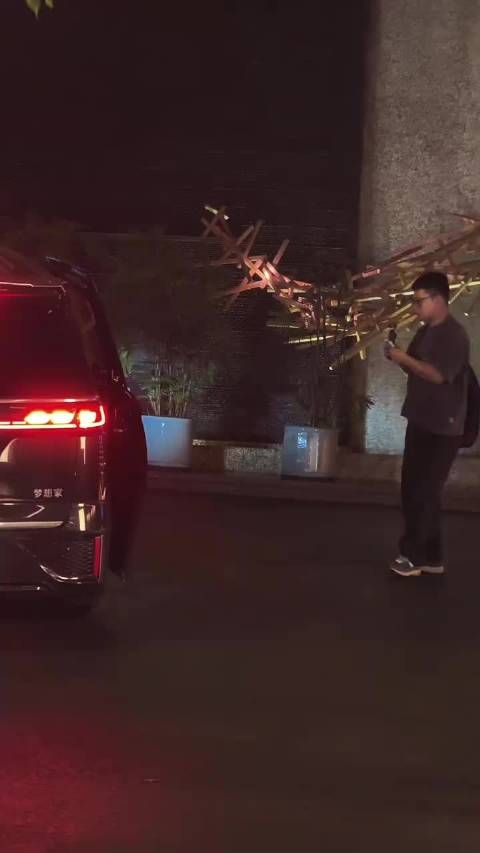 黄明昊啊黄明昊，我为了等你，陪了门口保安一晚