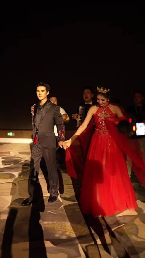 姜潮麦迪娜维汉夫妻婚礼，族际通婚彰显团结