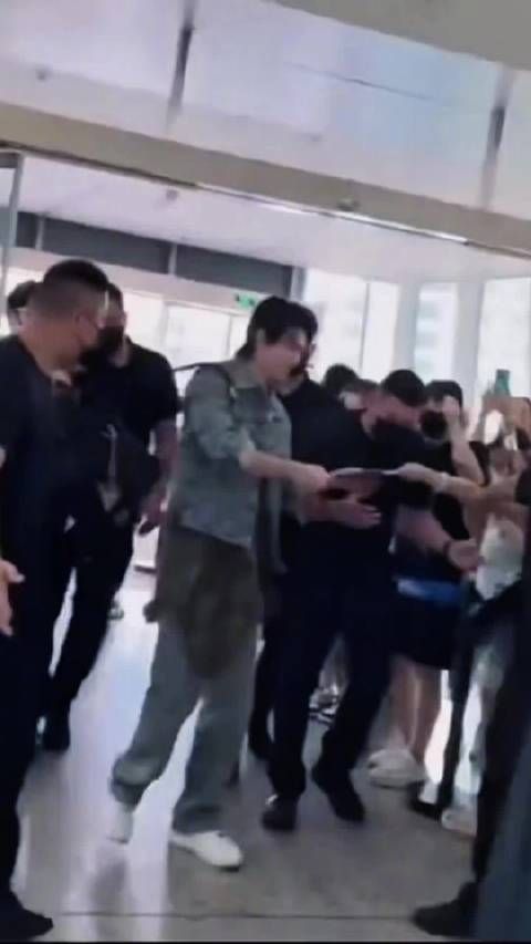 云旗启程曼谷收粉丝礼物,彩排备战生日演唱会