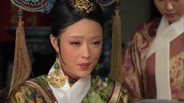 烈日灼心，膝盖早已麻木，华妃却冷笑着看我昏倒，她害我孩儿，此仇必报！