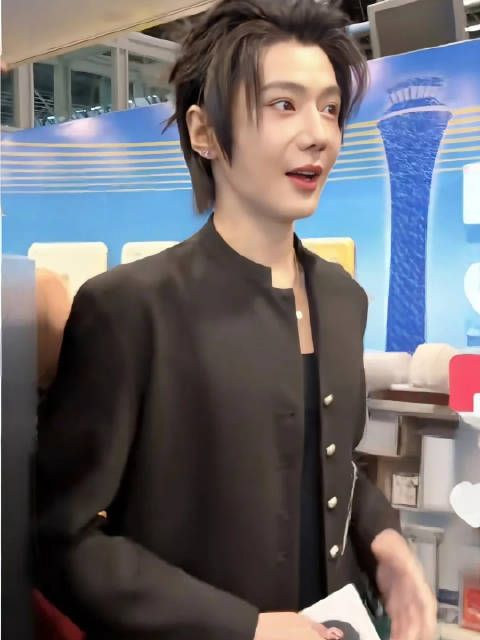 郝熠然出发曼谷演唱会机场路透小合集