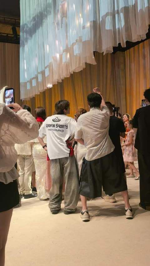 哈哈哈 主打一个沉浸式自我气场全开 属实是行走的背景音乐现场