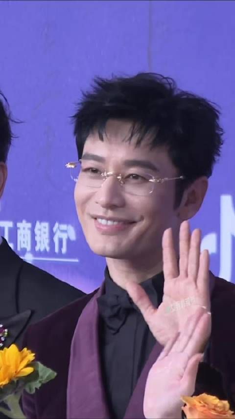48岁黄晓明主持百花奖闭幕式走红毯