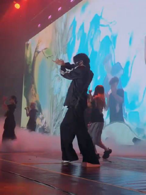 鈤，这段支配他好有劲啊哥哥！舞台服装到底偷吃了窝哥哥多少动作啊！
