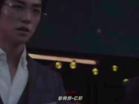 香港这个环大陆剧《烟灰》里演员蛮帅的唉，在我们海里算型男了