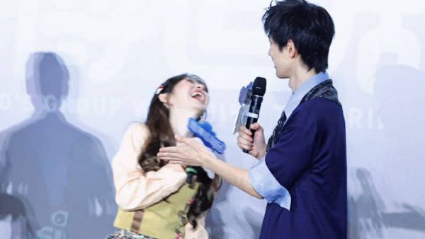 妹称哥是卧底，哥方言逗笑妹妹，兄妹线下互动爆笑