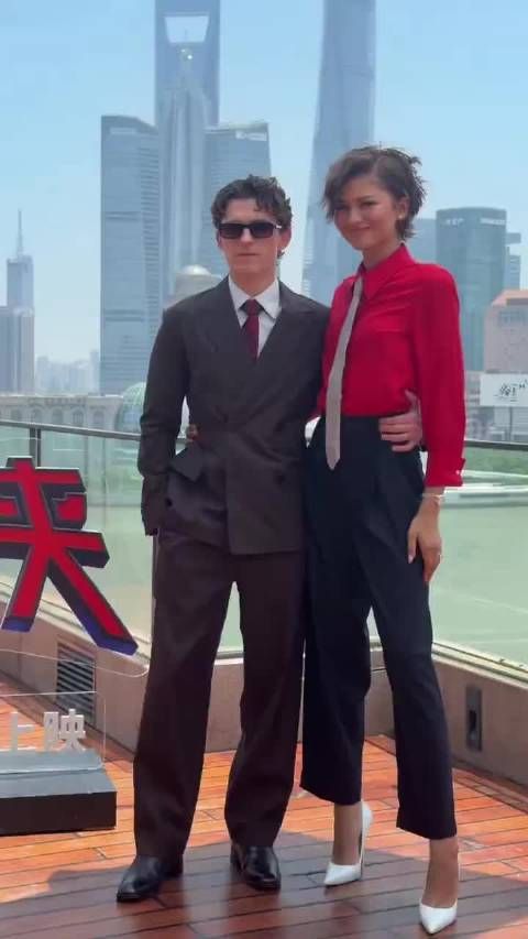 荷兰弟&Zendaya在外滩合影，赞姐怎么做到的，穿什么都轻松hold住