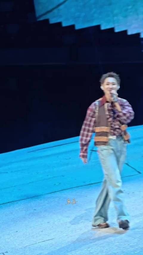 汪苏泷鸟巢新衣不断，每套服务不同情绪